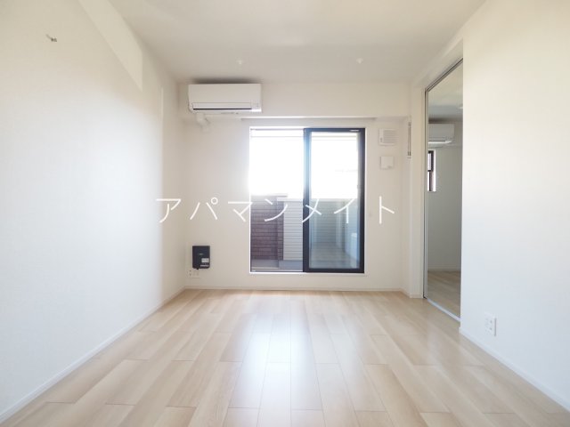 その他部屋・スペース　開放的な寝室です
