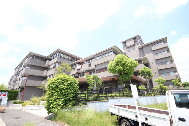 近鉄けいはんな線 学研奈良登美ケ丘駅 バス乗車時間：7分 最寄りバス停で下車 徒歩3分 築37年