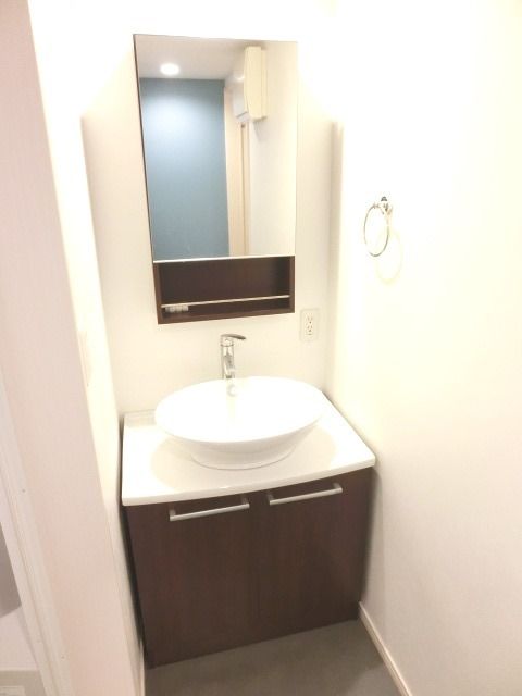 洗面設備　欠かせない独立洗面台です。