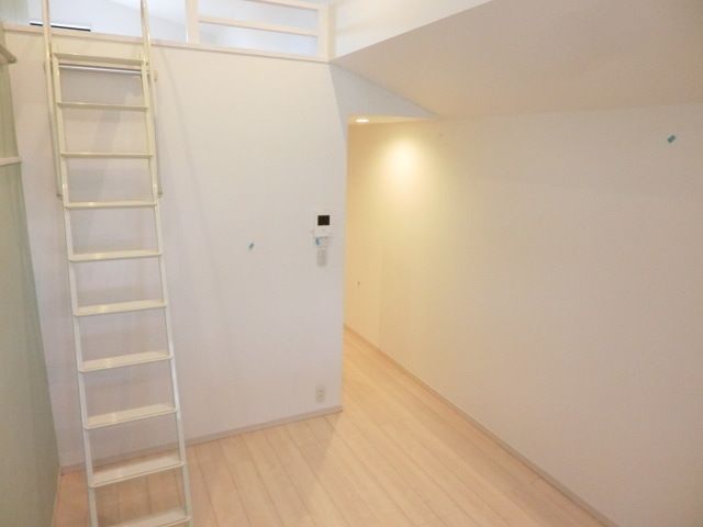 その他部屋・スペース　バルコニー側からのお部屋です。