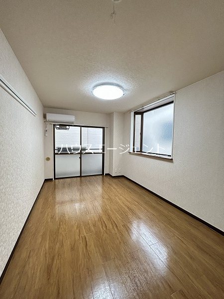 居室・リビング　2面採光のお部屋です。