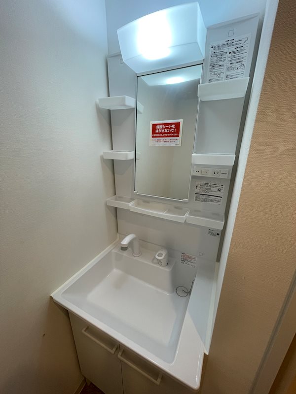 洗面設備　収納豊富な洗面台