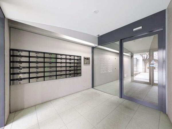 都営大江戸線 牛込神楽坂駅 徒歩3分 14階建 築24年の玄関写真