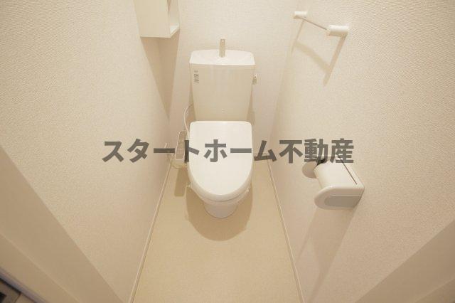 トイレ　落ち着いた色調のトイレです