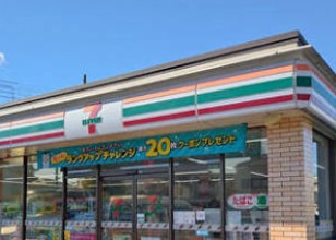 コンビニ　セブンイレブン葛飾東新小岩1丁目店（コンビニ）まで330m