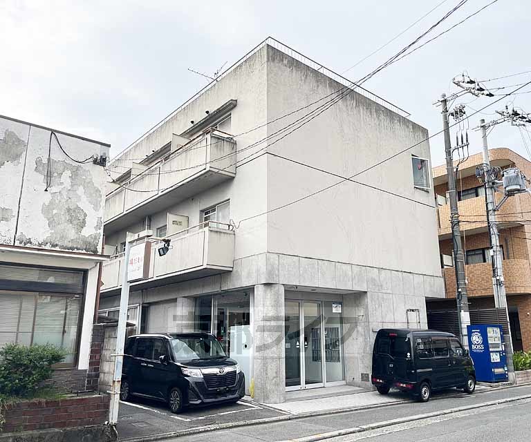 京都市右京区西京極東池田町のマンションの建物外観