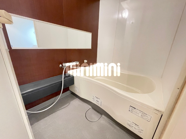 バス・シャワールーム　下駄箱付きで温かみのある玄関です