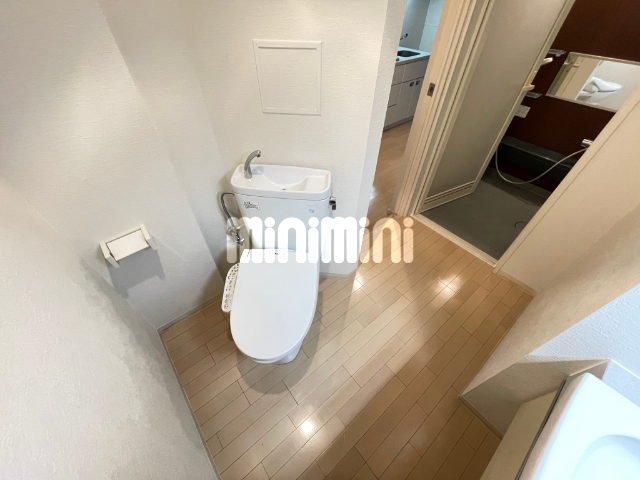 トイレ　南向きの明るいベランダ付きです