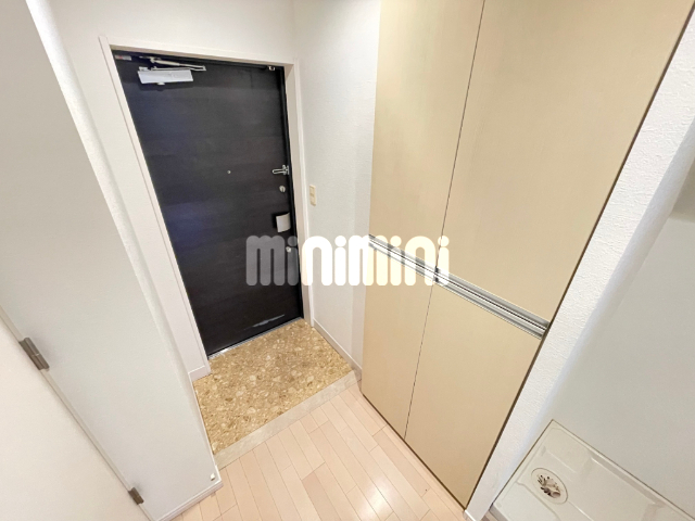 玄関　２面採光の明るいお部屋です