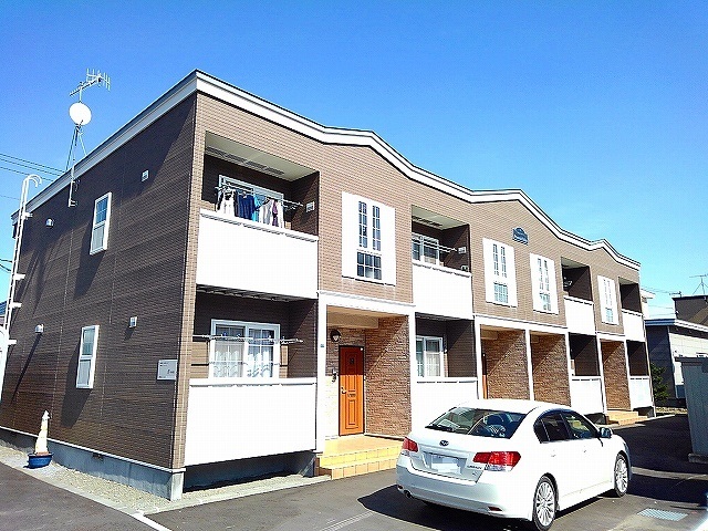 札幌市西区発寒七条のアパートの建物外観