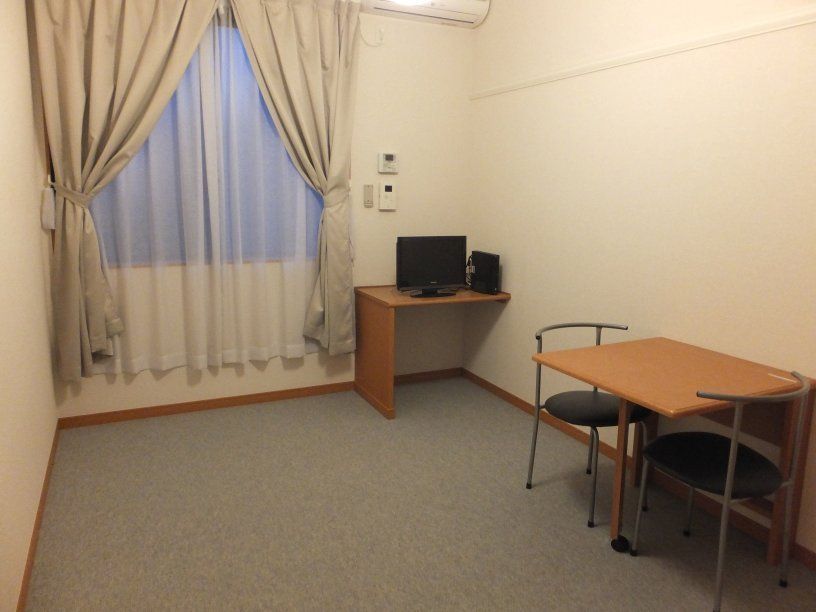 居室・リビング　テーブルは折り畳み式です