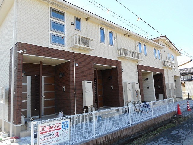 松本市大字島内のアパートの建物外観