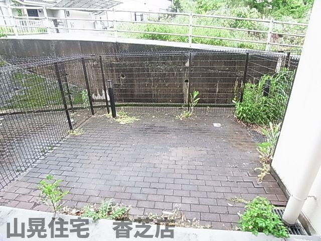 【香芝市田尻のマンションの庭】