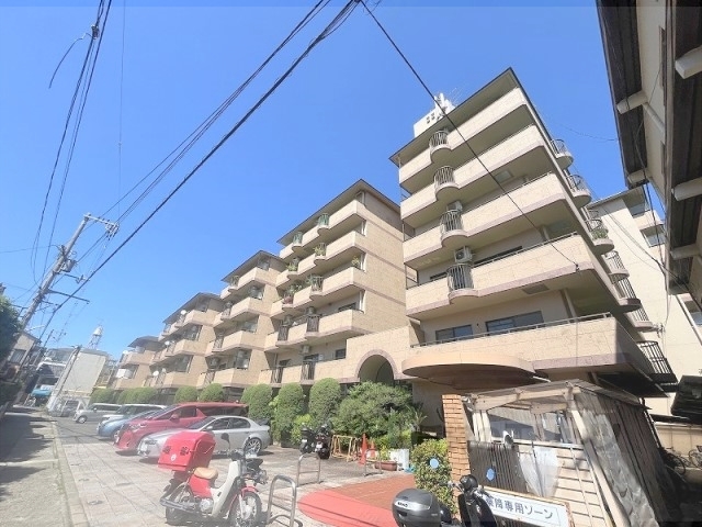 京都市左京区高野上竹屋町のマンションの建物外観