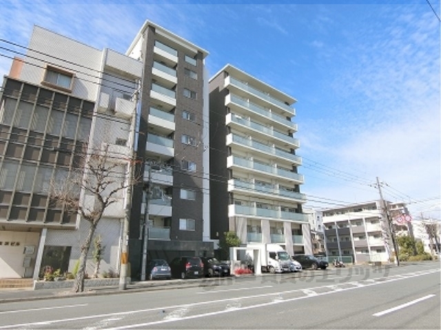 京都市南区上鳥羽角田町のマンションの建物外観
