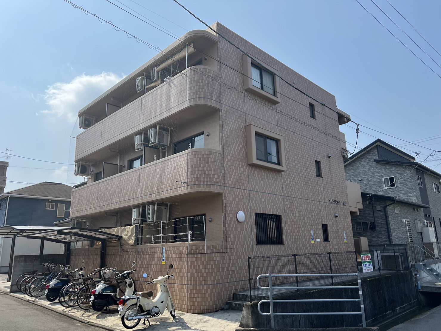 【伊予郡砥部町高尾田のマンションの建物外観】