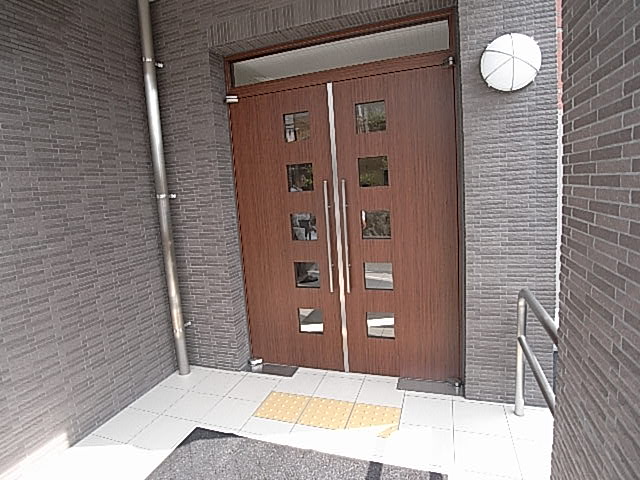 【姫路市船橋町のマンションのエントランス】