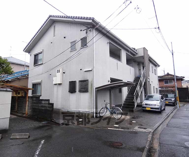 京都市伏見区深草極楽寺町のアパートの建物外観