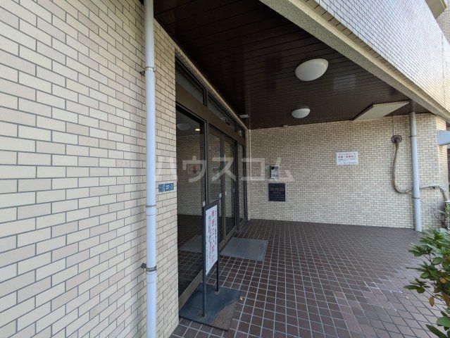 【墨田区東向島のマンションのエントランス】