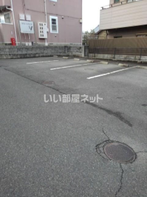 【四日市市別名のアパートの駐車場】