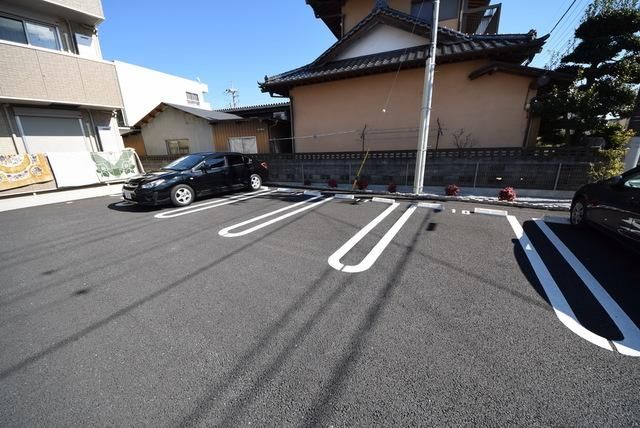 【坂戸市三光町のアパートの駐車場】