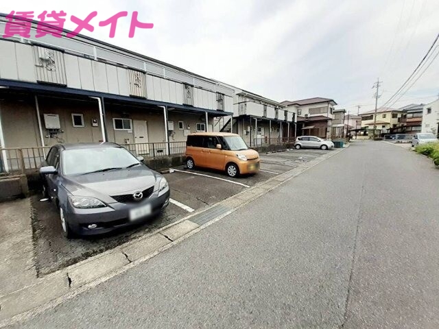 【ファミール本郷　C棟の駐車場】