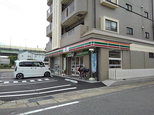 コンビニ　セブンイレブン（コンビニ）まで260m