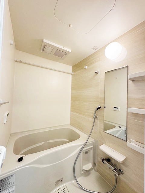 バス・シャワールーム　追い焚き、浴室乾燥機付き。