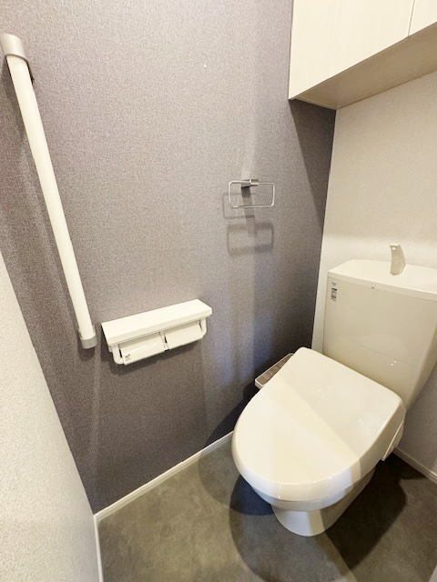 トイレ　温水洗浄便座です。