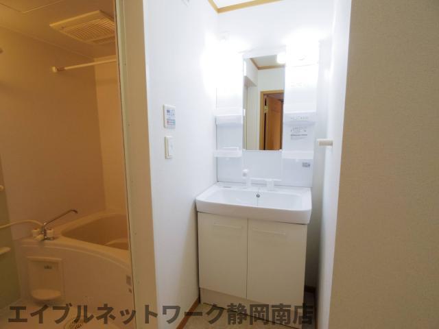 洗面設備　ゆったりとスペースのある洗面所
