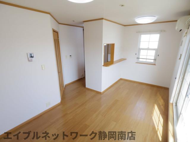 居室・リビング　こちらの居間で趣味の時間をお楽しみください