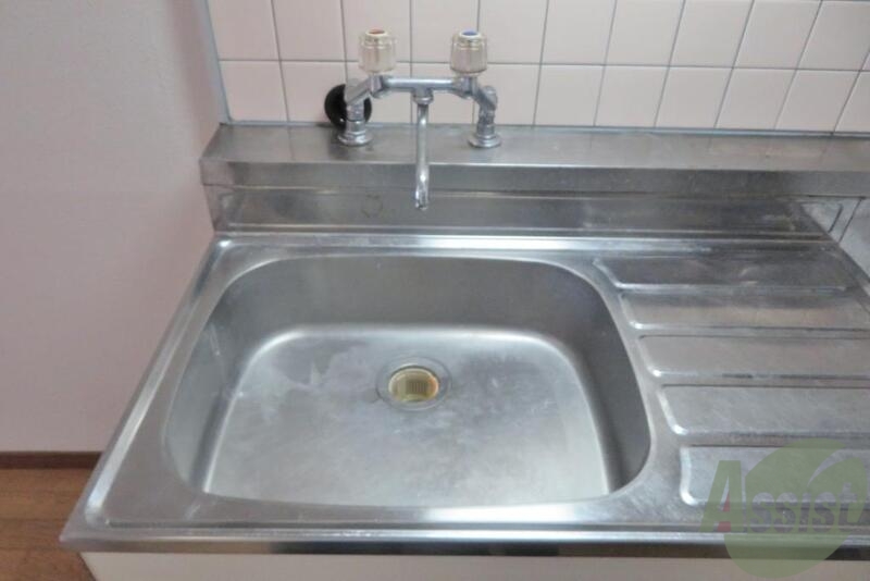 洗面設備　洗面台は有りませんので、台所で朝の準備を、となります