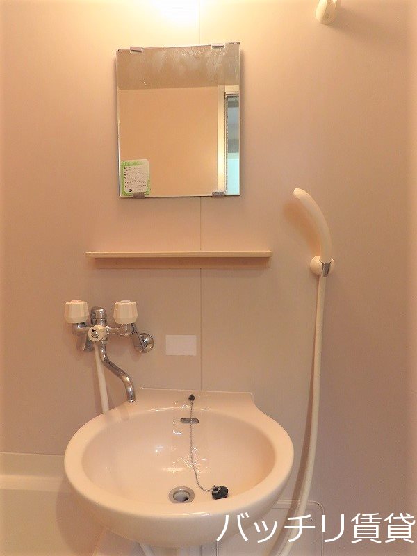 洗面設備　別号室タイプの為、現状を優先致します。