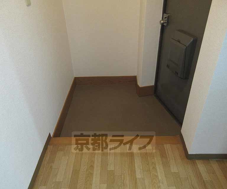 玄関　表からの視線を遮ってプライバシー確保！