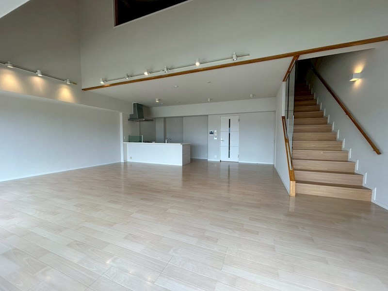 居室・リビング　別号室の参考写真となります。