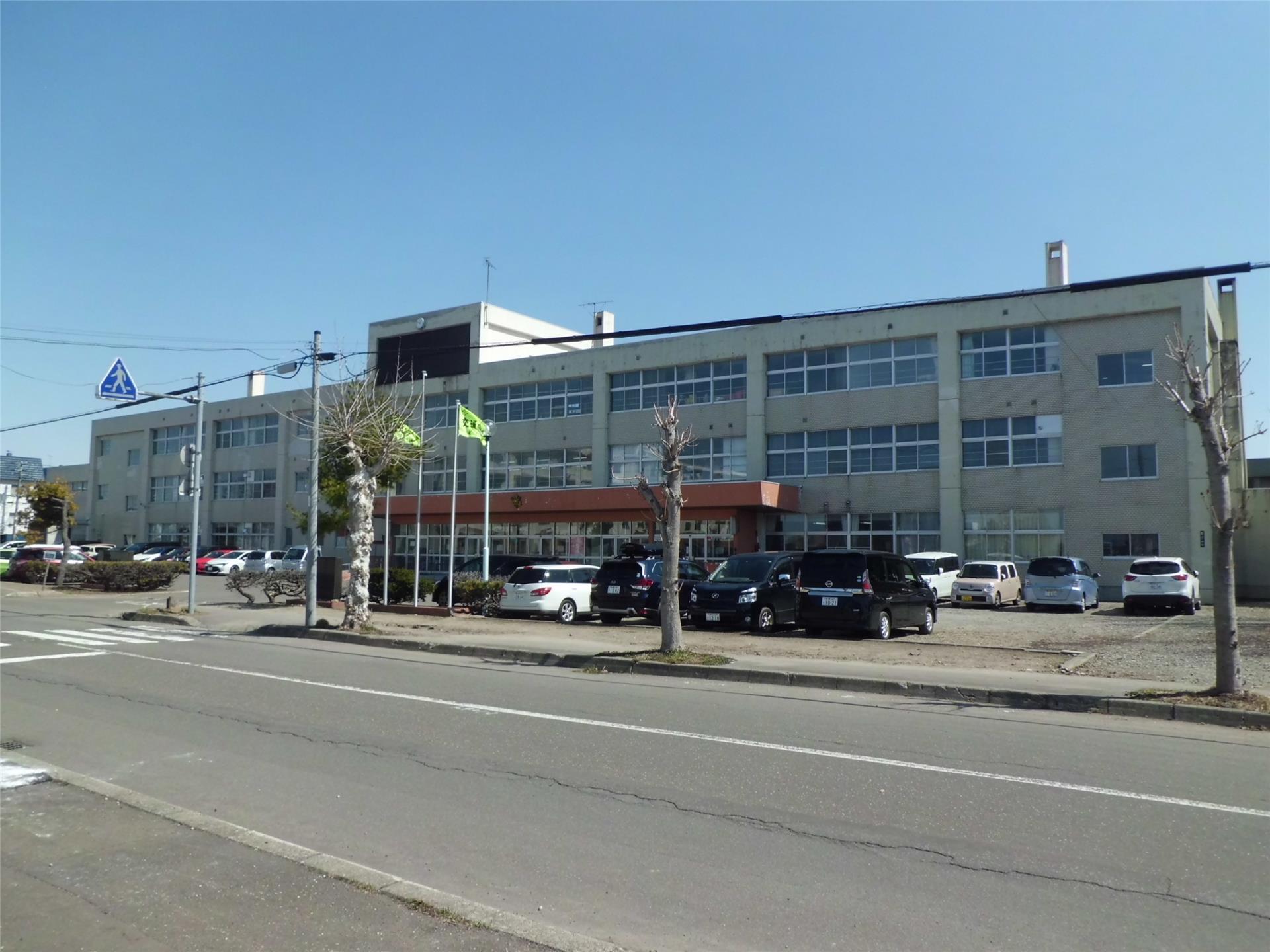 中学校　滝川市立明苑中学校（中学校）まで1200m