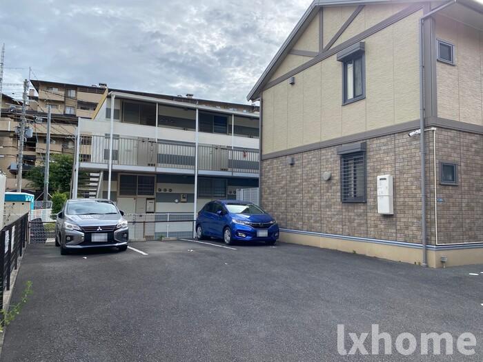 駐車場　駐車場があるので、車を買う予定の方も安心です