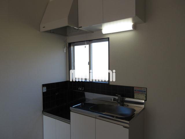 キッチン　小窓のついた明るいキッチンスペースです。