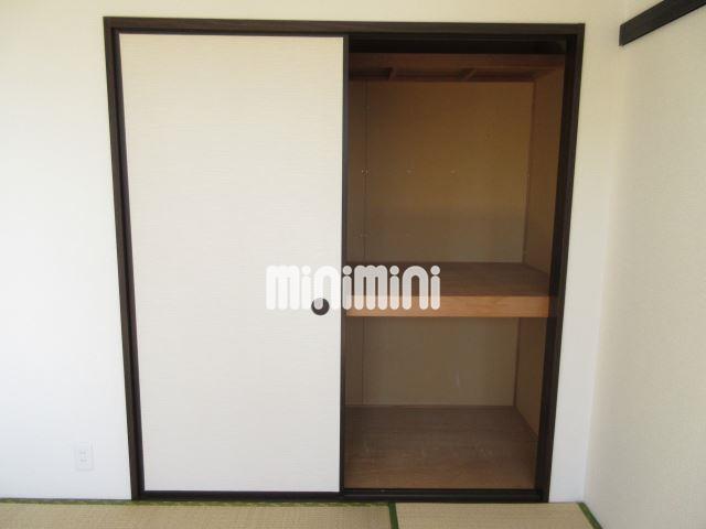 収納　押入れ完備の和室です。