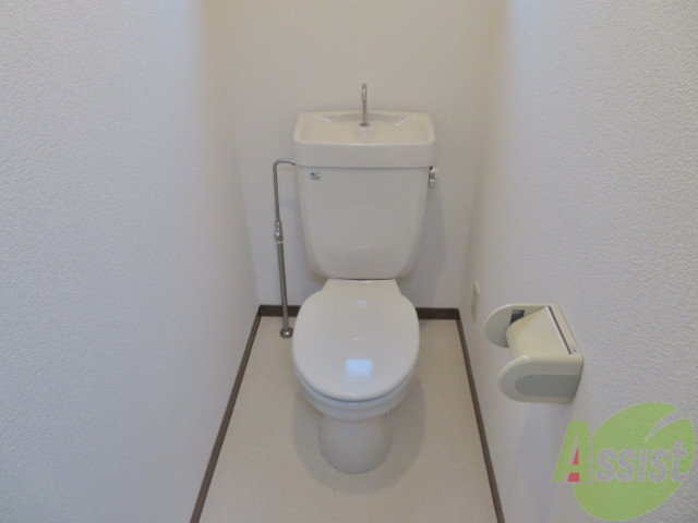 トイレ　こちらのトイレはシンプルで清潔感がありますね。