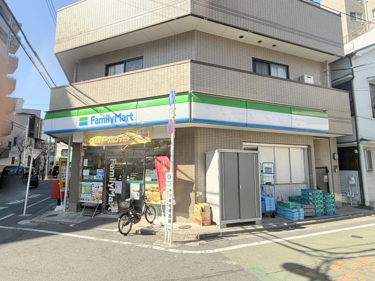 コンビニ　ファミリーマート四谷若葉店（コンビニ）まで233m