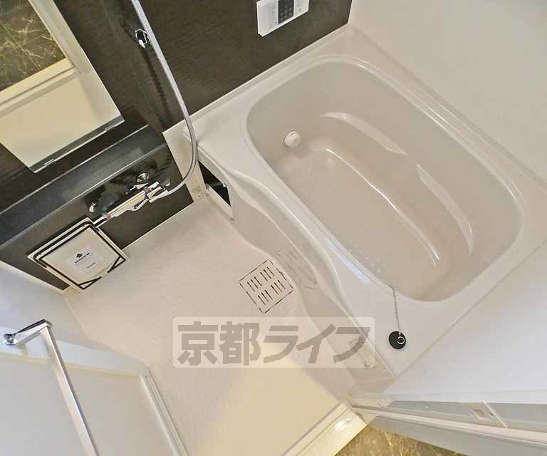 バス・シャワールーム　鏡のある便利なお風呂