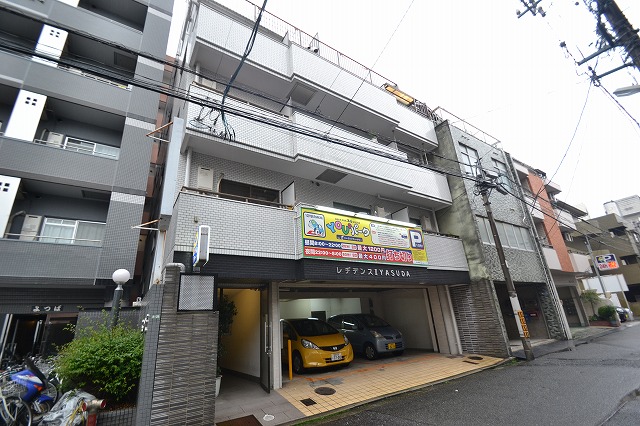 建物外観　1Fにコインパーキングがあります（2台分）