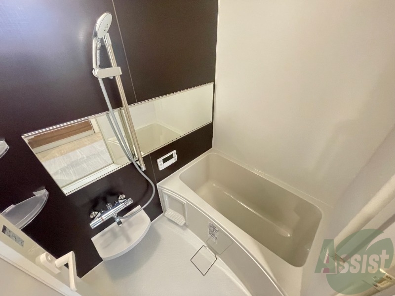 バス・シャワールーム　こちらのお風呂で一日の疲れを癒して下さい。