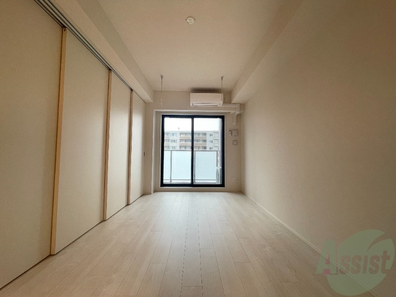 居室・リビング　１１．６帖の広々とした洋室で開放感がありますね。