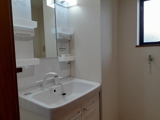 洗面設備　明るい洗面所です