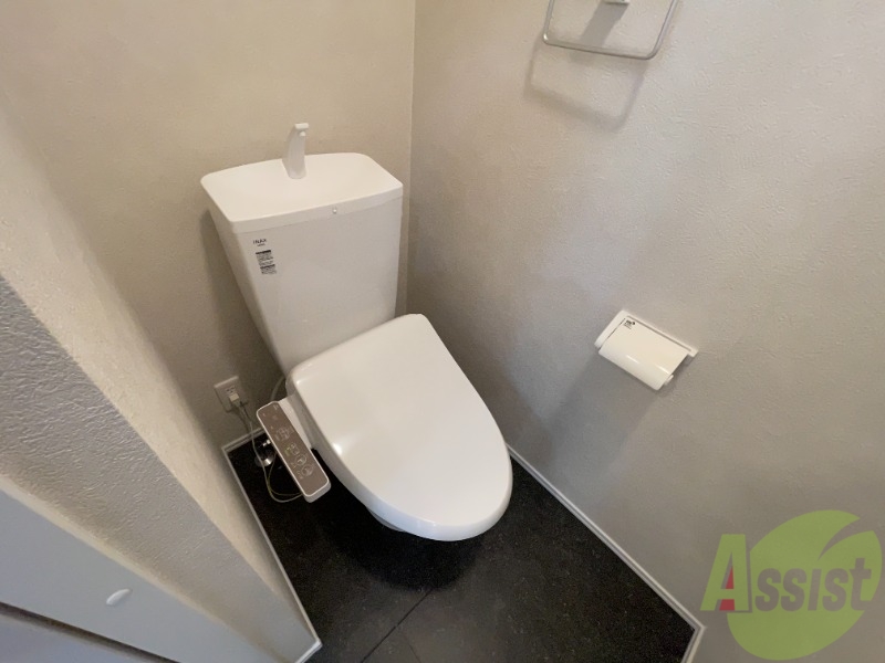 トイレ　トイレは温水洗浄便座です。思わず長居してしまいそうです。