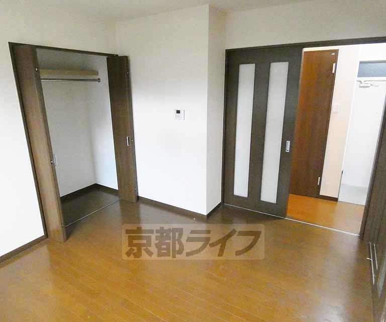 居室・リビング　落ち着いた雰囲気のお部屋です