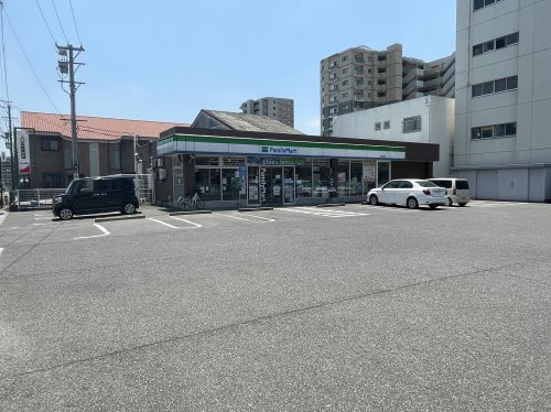 コンビニ　ファミリーマート（コンビニ）まで165m
