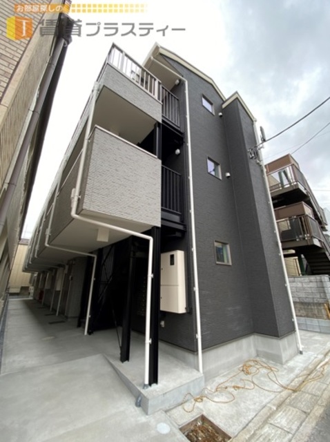 建物外観　シックなツートンカラーが魅力的。